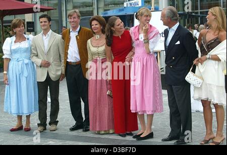 (dpa) - Prince Leopold of Bavaria poses with family and friends at his birthday party - (L-R) his wife Ursula of Bavaria, his godson Carl Philip of Sweden, Leopold, Queen Silvia of Sweden, Crown Princess Victoria of Sweden, his daughter Pilar of Bavaria, King Carl Gustaf of Sweden and Princess Madel Stock Photo