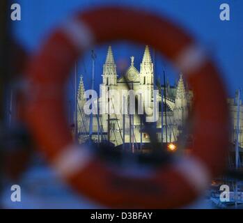 (dpa) - A view through a blurred life belt across the marina towards the illuminated La Seu Cathedral at dusk in Palma on the resort island of Majorca, Spain, 7 June 2003. The foundation stone for the cathedral was layed, instead of the originally intended mosque, after the Arabic rulers were forced Stock Photo