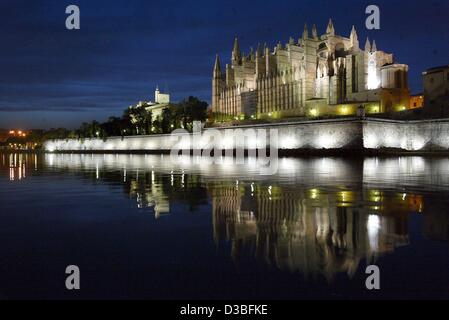 (dpa) - A view across the water towards the embankment and the illuminated La Seu Cathedral in Palma on the resort island of Majorca, Spain, 7 June 2003. The foundation stone for the cathedral was layed, instead of the originally intended mosque, after the Arabic rulers were forced to leave the isla Stock Photo