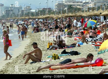 (dpa) - Holiday-makers crowd on the notorious beach in El Arenal near Palma on the resort island of Majorca, Spain, 7 June 2003. Majorca is considered to be one of the most popular holiday destinations in Europe. Stock Photo