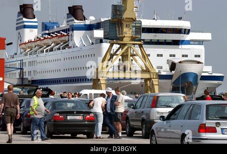 (dpa) - Passengers wait for the gas turbine ship Finnjet of Silja Line in the harbour in Rostock, Germany, 4 June 2003. With 30 knots (about 56 kmph) the ship is the fastest ferry on the Baltic Sea. It is already in its fifth season to make the trip from Rostock via Tallin to Helsinki on a regular b Stock Photo