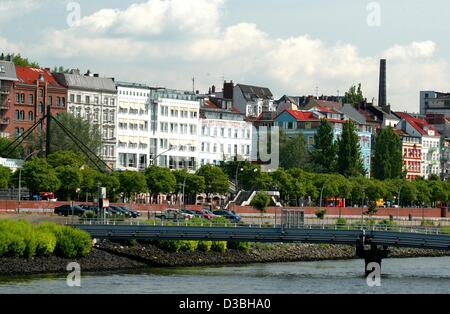 (dpa) - A view across the River Elbe towards the Hafenstrasse in Hamburg, Germany, 6 June 2003. Stock Photo