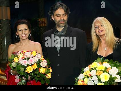 (dpa) - The Italian star tenor Andrea Bocelli poses for a picture with Italian soprano singer Lucia Aliberti and British rock singer Bonnie Tyler at the charity gala 'Sternstunden der Musik' (magic music moments) broadcast by the German TV station ZDF in Munich, Germany, 18 March 2003. The collected Stock Photo