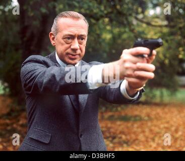 (dpa files) - Horst Tappert alias Detective Stephan Derrick hunts criminals in an episode of the German TV series 'Derrick', 9 November 1977. The crime series produced by German public television station ZDF is one of the most popular television series in Germany - and in over 100 countries around t Stock Photo