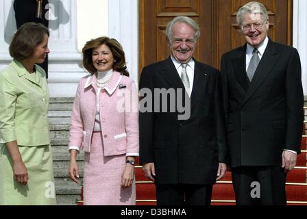 (dpa) - German President Johannes Rau (2nd from R) smiles as he welcomes his Icelandic counterpart Olafur Ragnar Grimsson, while his wife Christina Rau (L) chats with Grimsson's wife Dorrit Moussaieff, in front of the Bellevue Castle, the seat of the German president, in Berlin, 2 May 2003. Grimsson Stock Photo