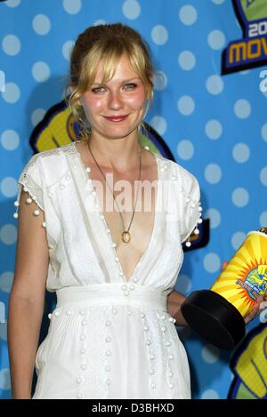 (dpa) - The US actress Kirsten Dunst poses with her trophy for Best Female Performance in 'Spider Man' during the MTV Movie Awards at the Shrine Auditorium in Los Angeles, 31 May 2003. Dunst also won an award for Best Kiss with her co-star Tobey Maguire. The winners of the MTV 'Oscars' are chosen by Stock Photo