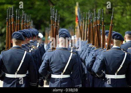 (dpa) - Soldiers of the Watch Batallion of the German Bundeswehr stand guard to welcome a foreign president with military honours in Berlin, 2 May 2003. Stock Photo
