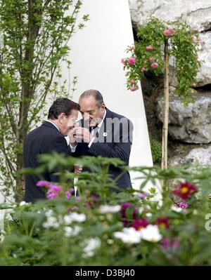 (dpa) - German Chancellor Gerhard Schroeder (L) and French President Jacques Chirac play around with a handy during the G8 summit in Evian, France, 2 June 2003. Issues of the two day meeting are the worldwide economic crisis and the international terrorism. Stock Photo