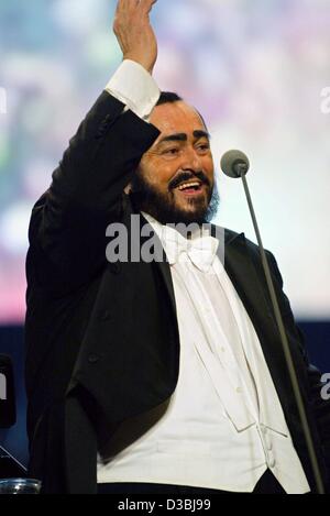 (dpa) - Italian star tenor Luciano Pavarotti gestures and greets the audience at the '10th Pavarotti and Friends' charity concert, which he founded, in Modena,Itlay, 27 May 2003. Stock Photo