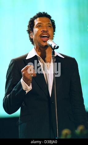 (dpa) - US pop singer Lionel Richie performs at the '10th Pavarotti and Friends' charity concert in Modena, Italy, 27 May 2003. Stock Photo