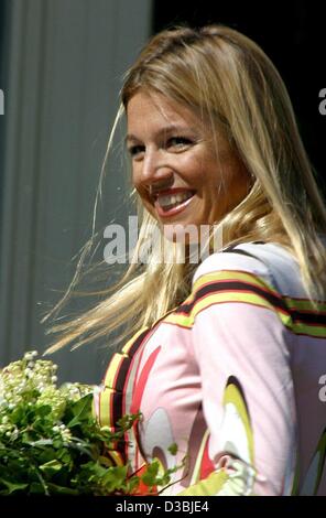 (dpa) - The Dutch crown princess Maxima with flowers in her hand smiles towards the crowd as she and her husband crown prince Willem-Alexander visit the city of Wassennaar 16 April 2003. The couple unveiled a statue depicting a couple dancing tango. Stock Photo
