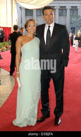 (dpa) - US popstar and actress Jennifer Lopez ('Maid in Manhatten', 'The Wedding Planner', 'Out of Sight') poses with her fiance US actor Ben Affleck ('Daredevil', 'Pearl Harbor', 'Shakespeare in Love') at the 75th Academy Award show in Hollywood, 23 March 2003. Stock Photo