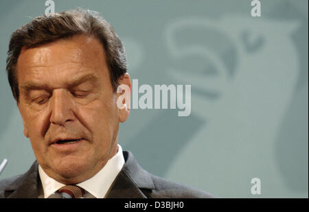 (dpa) - German Chancellor Gerhard Schroeder gives a statement in front of journalists in the Chancellery in Berlin, Thursaday, 21 July 2005. Earlier German President Koehler had announced his decision to dissolute the parliament in a TV speech. Stock Photo