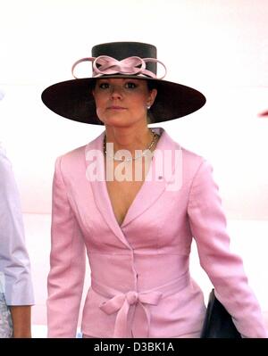 (dpa) - Crown Princess Victoria of Sweden arrives to the wedding of Belgian Prince Laurent and Claire Coombs at the St Michael and St Gudula Cathedral in Brussels, Belgium, 12 April 2003. After their marriage at the registry office the youngest son of the Belgian King, Prince Laurent, and his younge Stock Photo