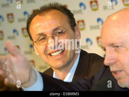 (dpa) - Rainer Calmund, manager of the German soccer club Bayer 04 Leverkusen introduces Juergen Kohler (L), the new sports director of the soccer club at a press conference in Leverkusen, Germany, 31 march 2003. 37-year-old Kohler, former player on the German national soccer team, doe not want to i Stock Photo