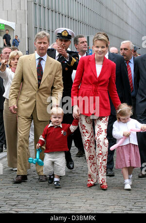 (dpa) - The Belgian royal family - here Crownprince Philippe with Prince Gabriel and Crownprincess Mathilde with Princess Elisabeth- walks through Brussells on the occasion of the National Day on Thursday, 21st July 2005, Belgium. Stock Photo