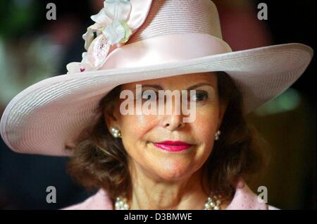 (dpa) - Queen Silvia of Sweden smiles during a gala dinner for a state visit in Stockholm, Sweden, 21 May 2003. Stock Photo