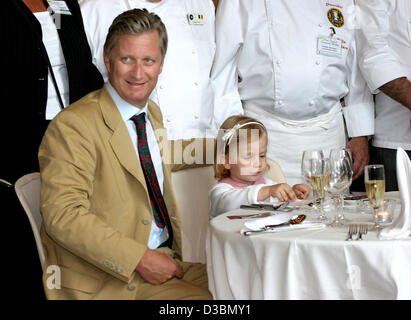 (dpa) - The Belgian royal family - Crownprince Philippe and Princess Elisabeth-  takes a seat in a restaurant on the occasion of the Belgian National Day on Thursday, 21 July 2005, Brussells, Belgium. Stock Photo