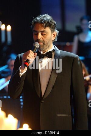 (dpa) - Italian star tenor Andrea Bocelli performs during the popular TV show 'Wetten dass...?' (bet that...?), in Lucerne, Switzerland, 22 March 2003. The liveshow broadcast by the German TV station ZDF was watched by 13.8 million people, which is a market share of 44 per cent, although the show wa Stock Photo