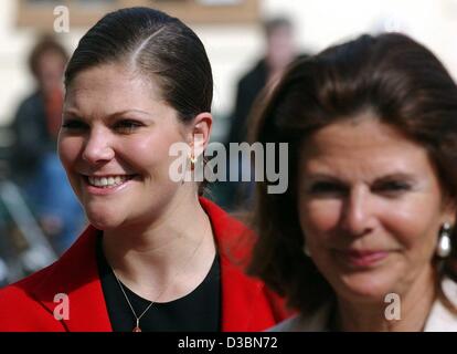 (dpa) - Crown Princess Victoria of Sweden (L) and her mother Queen Silvia are all smiles at a reception of the German President Johannes Rau and his wife Christina at Castle Drottningholm, Sweden, 20 May 2003. President Rau and his wife went on a three-day visit to Sweden which had been cancelled in Stock Photo