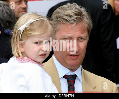 (dpa) - The Belgian royal family - here Crownprince Philippe with Princess Elisabeth - walks through Brussells on the occasion of the Belgian National Day, Belgium, Thursday, 21 July 2005. Stock Photo