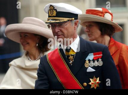 (dpa) - King Carl XVI. Gustaf of Sweden (C) is pictured between his wife Queen Silvia and Christina Rau, wife of the German President Johannes Rau, Castle Drottningholm, Sweden, 20 May 2003. President Rau and his wife went on a three-day visit to Sweden which had been cancelled in September 2001 due Stock Photo