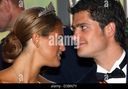 (dpa) - Princess Madeleine of Sweden (L) is talking to her brother Prince Carl Philip at a gala dinner in honour of the German President Johannes Rau at Castle Drottningholm, Sweden, 20 May 2003. President Rau and his wife Christina went on a three-day visit to Sweden which had been cancelled in Sep Stock Photo