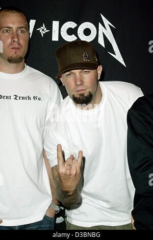 (dpa) - Fred Durst, the singer of the group Limp Bizkit, gestures during the MTV Icon event in Los Angeles, 3 May 2003. Stock Photo