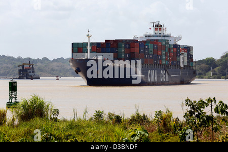 Container ship transiting the Panama Canal at Las Cumbres Stock Photo