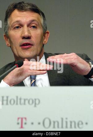(dpa) - Thomas Holtrup, Chairman of the management board of the telecommunication company T-Online International AG speaks during a balance press conference during the CeBIT, the world's largest computer trade fair, in Hanover, Germany, 13 March 2003. According to analysts the T-Online International Stock Photo