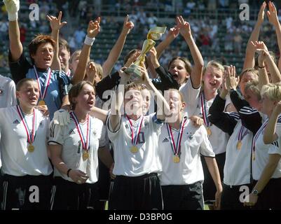 (dpa) - German team captain Bettina Wiegmann (C) holds up the world cup trophy while she poses with her team after winning the final of the Women's Soccer World Cup opposing Germany and Sweden in Carson/California, USA, 12 October 2003. Germany won 2-1 and and clinched the World Cup for the first ti Stock Photo