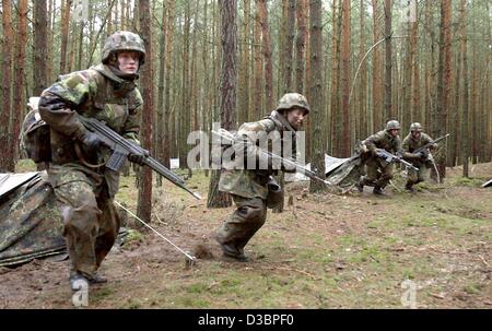 (dpa files) - Armed female soldiers storm a forest on the Bundeswehr training grounds in Havelberg, Germany, 24 January 2001. Although women have been formally allowed to join the German armed forces for about two and a half years, there are still few women in the army. According to the female soldi Stock Photo