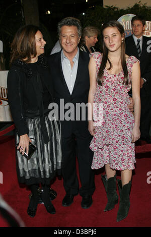 (dpa) - US actor Dustin Hoffman, his wife Lisa and their daughter arrive for the 'Meet the Fockers' premiere in Los Angeles, USA, 16 December 2004. Stock Photo