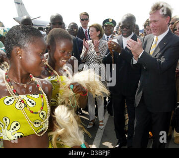 (dpa) - German President Horst Koehler (R), Mathieu Kerekou (2nd from R), President of the Republic of Benin, and Koehler's wife Eva clap their hands in time of a dance group at the airport in Cotonou, Benin, 9 December 2004. The German President will stay for a four-day-visit in Benin. Stock Photo