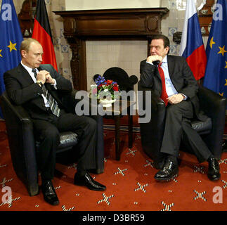 (dpa) - German Chancellor Gerhard Schroeder looks at Russian President Vladimir Putin (L) at the Atlantic Hotel in Hamburg, Germany, Monday 20 December 2004. Their talks focus on collaborations in the economic sector and in research. It is Schroeder's and Putin's 28th meeting within four years. (POO Stock Photo