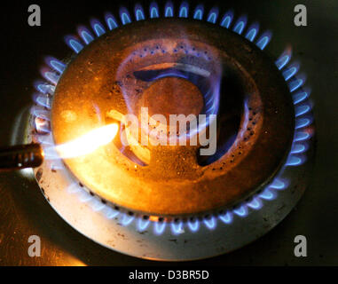 A gas flame burns on a kitchen stove in Neukirchen-Vluyn, Germany, on Tuesday, 21 December 2004. The federal cartel office on Tuesday will announce its further measures against the exorbitant gas prices of several energy concerns. The focus is on several energy suppliers whose prices are higher than Stock Photo