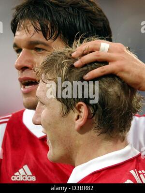 (dpa) - Bayern's midfielder Michael Ballack (back) congratulates his teammate Bastian Schweinsteiger to his goal, during the Bundesliga game opposing FC Bayern Munich and Hertha BSC Berlin, in Munich, 4 October 2003. Title defender Bayern Munich wins 4-1 and currently ranks fourth in the German firs Stock Photo