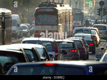 (dpa) - Trams, buses and cars drive along a congested main road during the early morning rush-hour in Duesseldorf, Germany, 30 September 2003. Roland Koch, (CDU), Premier of Hesse, and Peer Steinbrueck (SPD), Premier of North Rhine Westphalia, introduced their concept of reducing government spending Stock Photo