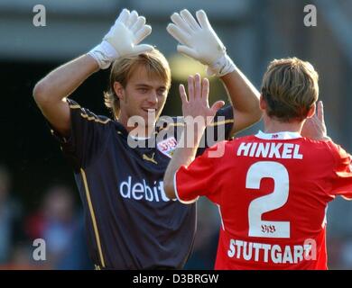 (dpa) - Stuttgart's goalkeeper Timo Hildebrand (L) and his fellow teammate Andreas Hinkel cheer and victoriously perform a handclap after the final whistle at the end of the Bundesliga soccer game VfB Stuttgart against TSV 1860 Munich in Munich, Germany, 27 September 2003. On the 7th day of the curr Stock Photo