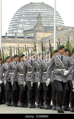 (dpa) - Soldiers of the honour guard of the Bundeswehr march in honour of a state visit in front of the Reichstag building, the seat of the German Bundestag, in Berlin, 18 June 2003. Stock Photo