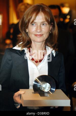 (dpa) - French actress Isabelle Huppert poses with her Douglas Sirk Prize after the award ceremony in Hamburg, 25 September 2003. Isabelle Huppert's films include Ozon's last film '8 Femmes' (8 women) and has a productive collaboration with Claude Chabrol, who cast her in several movies, including V Stock Photo