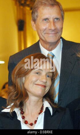 (dpa) - French actress Isabelle Huppert poses with laudator Ulrich Wickert, anchorman of the German Tagesthemen television news, after Huppert was awarded the Douglas Sirk Prize in Hamburg, 25 September 2003. Isabelle Huppert's films include Ozon's last film '8 Femmes' (8 women) and has a productive Stock Photo
