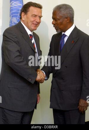 (dpa) - UN Secretary-General Kofi Annan (R) welcomes German Chancellor Gerhard Schroeder at a meeting before the start of the General Assembly debate at the United Nations headquarters in New York, 23 September 2003. The meeting was held on the sidelines of the United Nations General Assembly's 58th Stock Photo