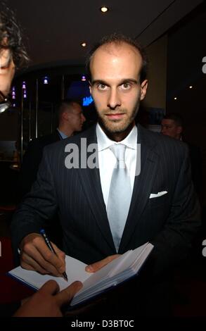 (dpa) - Italian film director Edoardo Ponti, the son of film diva Sophia Loren and producer Carlo Ponti, signs autographs at the Cinemaxx cinema during the film festival in Hamburg, 22 September 2003. His directing debut 'Between Strangers', in which his mother plays the lead, was screened during th Stock Photo