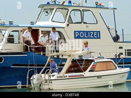 (dpa) - Police officers of the German water police and an officer of the water police from Vorarlberg, Austria, check the papers of a motorboat on the Lake of Constance near Lindau, Germany, 21 August 2003. The three countries abutting on the Lake of Constance, Germany, Switzerland and Austria, clos