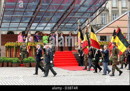 (dpa) -  Belgian Veterans (front) parade past the stand of the Belgian royal family as they take part in the Belgian national holiday celebrations in Bruessels, Belgium, 21 July 2005. (NETHERLANDS OUT) Stock Photo