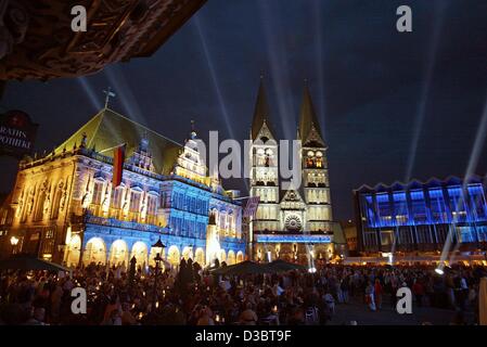 (dpa) - The historic city centre is illuminated by a light show for a concert, in Bremen, northern Germany, 6 September 2003. From L: The historic city hall, the church of St. Peter and the building of the citizenship. Stock Photo