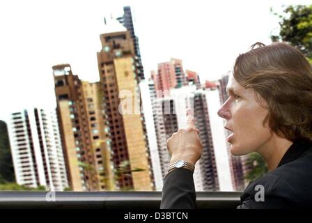 (dpa) - Christina Rau, the wife of the German President, looks astonished at the leaning skyline in Hongkong, 16 September 2003. The effect is created by the Peak train, a cable car which brings tourists up the steep slope to the 386 m high viewpoint above the city. The German President, being on a  Stock Photo