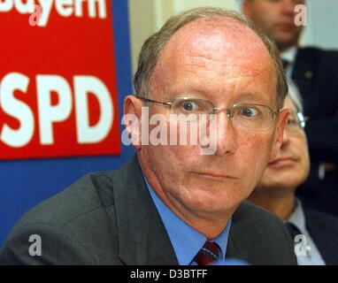 (dpa) - Franz Maget, the top candidate of the social democratic party SPD for the regional elections in Bavaria, pictured during a press conference in Munich, 15 September 2003. Police last week arrested a Neo Nazi gang and seized 1.7 kilograms of bomb-making TNT, as well as weapons and propaganda m Stock Photo