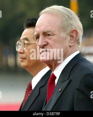 (dpa) - Chinese President Hu Jintao (L) and German President Johannes Rau listen to their national anthems on Tiananmen Square in Beijing, China, 11 September 2003. The German President, being on a seven day state visit in China, is the first major German political figure to meet in Beijing with the Stock Photo